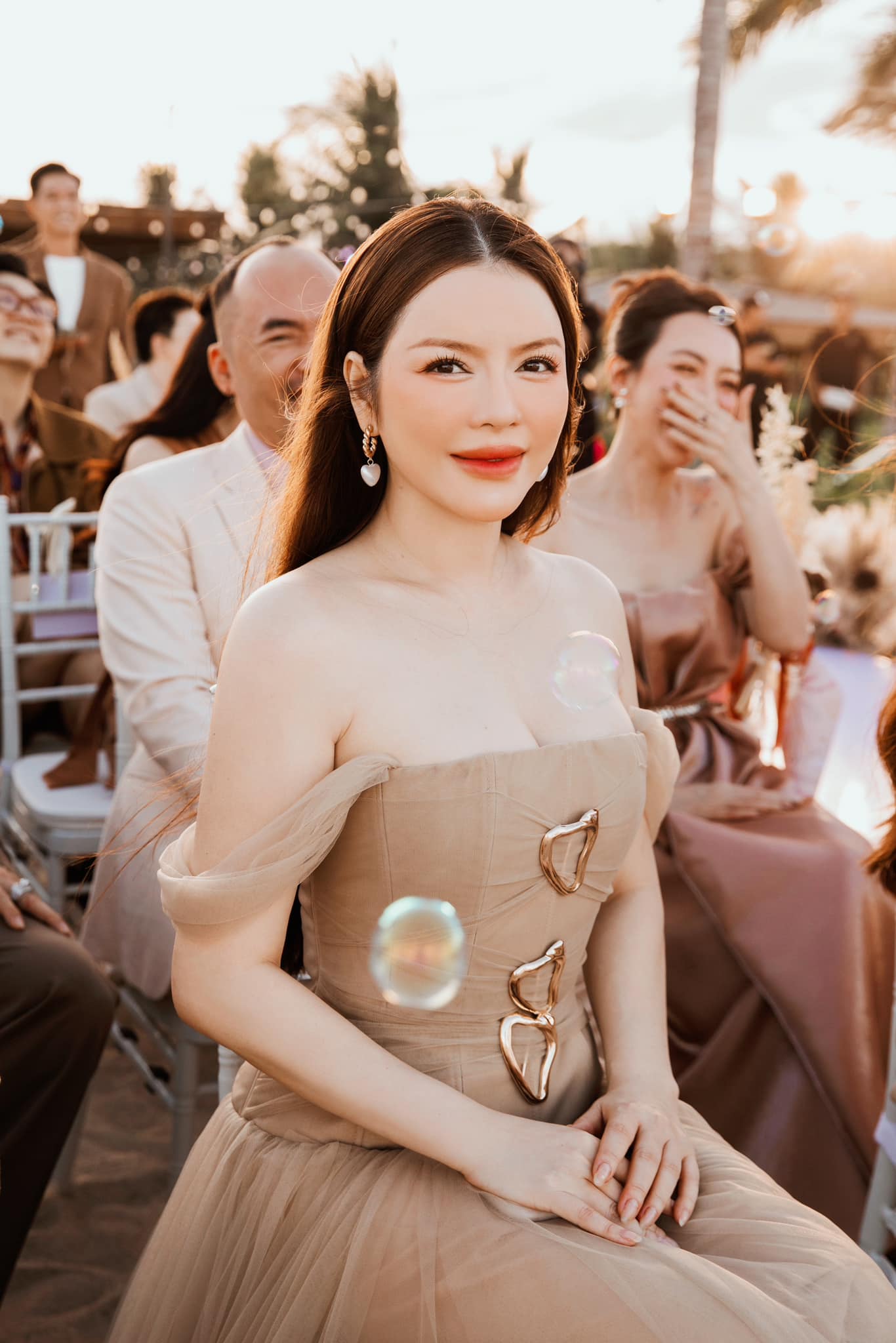Lý Nhã Kỳ và Gil Lê dạo này cùng sánh đôi trong hàng loạt bữa tiệc