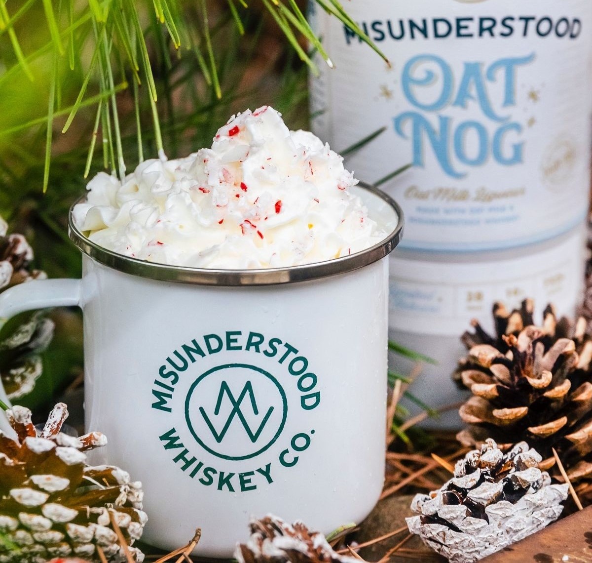 Món eggnog được làm từ rượu whiskey có phần kem tươi đánh bông bên trên