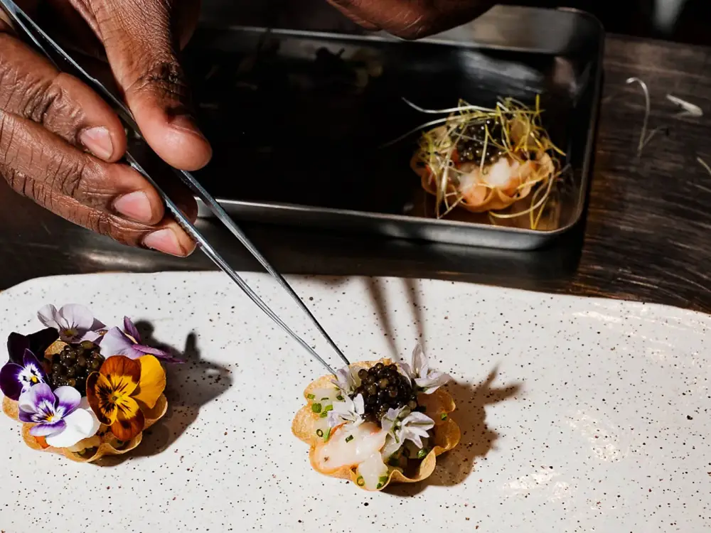 Upscale Dining chú trọng trải nghiệm thông qua món ăn sáng tạo, nhưng với giá thành phải chăng hơn. Ảnh Ezra Pollard