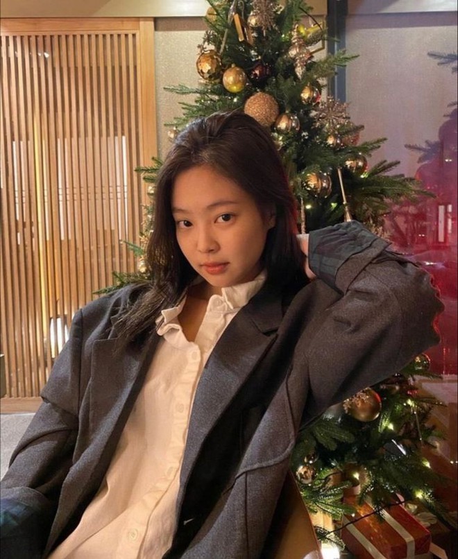 Cây thông Noel của Jennie-BlackPink năm 2023: Đơn giản nhưng độc nhất vô nhị