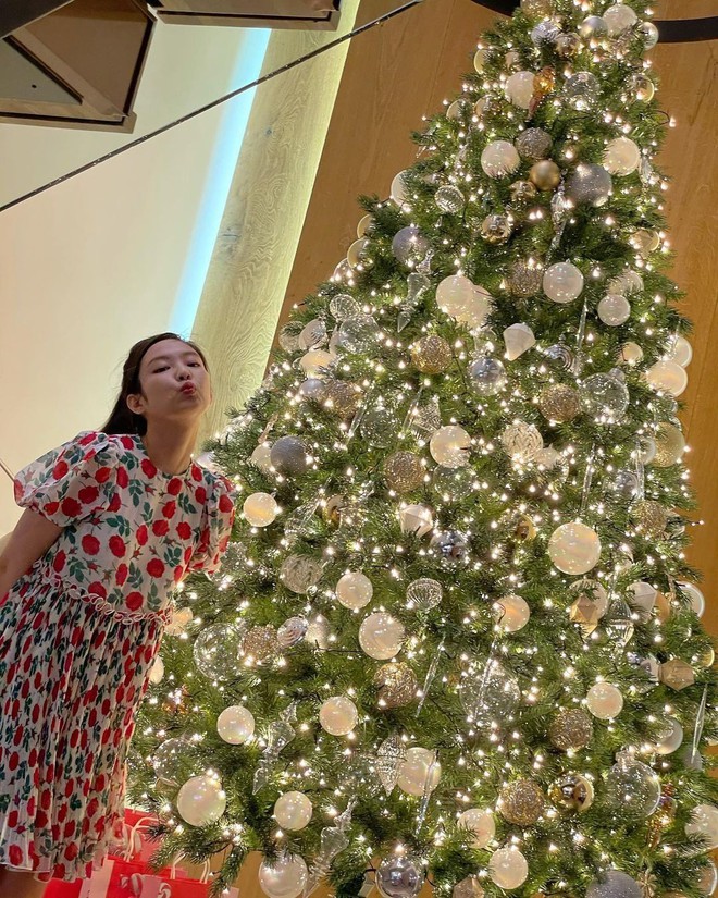 Cây thông Noel của Jennie-BlackPink năm 2023: Đơn giản nhưng độc nhất vô nhị