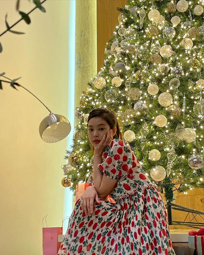 Cây thông Noel của Jennie-BlackPink năm 2023: Đơn giản nhưng độc nhất vô nhị