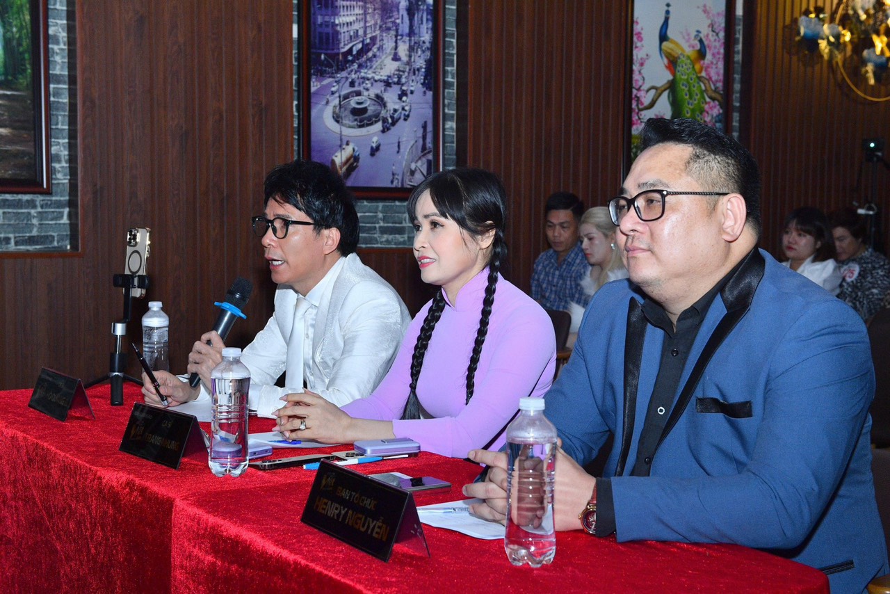 Vừa qua, Trang Nhung xuất hiện tại vòng Bán kết cuộc thi Tiếng hát Việt Toàn cầu tại Phía Nam. Kết quả chung cuộc là BTC đã chọn ra được 10 thí sinh hát tốt và xuất sắc trong buổi thi được đi tiếp vào vòng chung kết.     Để được vào thi chung kết thì BTC Cuộc thi sẽ đăng hình ảnh, số báo danh cùng phần trình diễn của 10 thí sinh lên trang fanpage của chương trình để cho khán giả bình chọn, Ban tổ chức sẽ chọn ra 6 thí sinh có lượt bình chọn cao thì theo thứ tự từ cao xuống thấp để đi tiếp vào vòng Chung kết Gala Tiếng hát Việt Toàn cầu 2023 được tổ chức truyền hình trực tiếp tại Nhà hát Thành phố (TPHCM) vào ngày 19/1/2024.     Góp mặt trên hàng ghế giám khảo, Trang Nhung đưa ra những nhận xét rất chi tiết. Trang Nhung được các thí sinh tâm phục, khẩu phục bởi chị có chuyên môn cao và kinh nghiệm lâu năm với nhiều cuộc thi chuyên nghiệp khốc liệt mà chị đã từng tham gia.     “Chứng tỏ chất lượng thí sinh ngoài đam mê ca hát thì còn hiểu nghề rất sâu sắc và có những thế hệ mới rất tiến bộ, văn minh, ưa học hỏi. Thiết nghĩ phải có những người có chuyên môn dám nhận trách nhiệm, chịu được áp lực từ nhiều phía để nói ra những điểm yếu, những sai sót để thí sinh rút kinh nghiệm và khắc phục được để các bạn có cơ hội phát triển theo nghề một cách nghiêm túc và mạnh mẽ hơn khi đã đam mê.” – nữ giám khảo Trang Nhung chia sẻ.     Được nhắc đến là một giám khảo khá khó tính nhưng Trang Nhung được thí sinh yêu mến bởi sự gần gũi và chân thành mà cô mang đến. Chính những điều này chính là động lực để các thí sinh cố gắng nhiều hơn nữa tại cuộc thi.