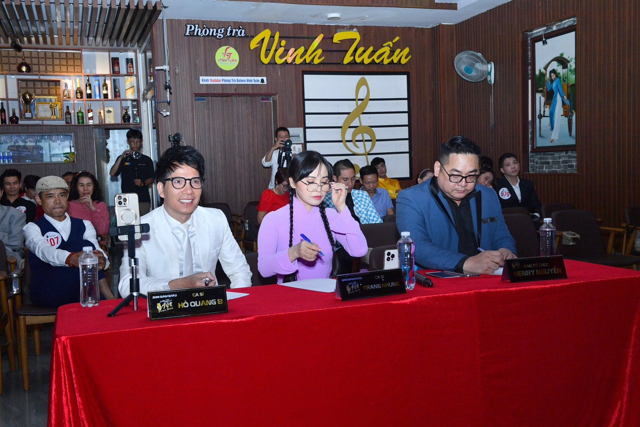 Vừa qua, Trang Nhung xuất hiện tại vòng Bán kết cuộc thi Tiếng hát Việt Toàn cầu tại Phía Nam. Kết quả chung cuộc là BTC đã chọn ra được 10 thí sinh hát tốt và xuất sắc trong buổi thi được đi tiếp vào vòng chung kết.     Để được vào thi chung kết thì BTC Cuộc thi sẽ đăng hình ảnh, số báo danh cùng phần trình diễn của 10 thí sinh lên trang fanpage của chương trình để cho khán giả bình chọn, Ban tổ chức sẽ chọn ra 6 thí sinh có lượt bình chọn cao thì theo thứ tự từ cao xuống thấp để đi tiếp vào vòng Chung kết Gala Tiếng hát Việt Toàn cầu 2023 được tổ chức truyền hình trực tiếp tại Nhà hát Thành phố (TPHCM) vào ngày 19/1/2024.     Góp mặt trên hàng ghế giám khảo, Trang Nhung đưa ra những nhận xét rất chi tiết. Trang Nhung được các thí sinh tâm phục, khẩu phục bởi chị có chuyên môn cao và kinh nghiệm lâu năm với nhiều cuộc thi chuyên nghiệp khốc liệt mà chị đã từng tham gia.     “Chứng tỏ chất lượng thí sinh ngoài đam mê ca hát thì còn hiểu nghề rất sâu sắc và có những thế hệ mới rất tiến bộ, văn minh, ưa học hỏi. Thiết nghĩ phải có những người có chuyên môn dám nhận trách nhiệm, chịu được áp lực từ nhiều phía để nói ra những điểm yếu, những sai sót để thí sinh rút kinh nghiệm và khắc phục được để các bạn có cơ hội phát triển theo nghề một cách nghiêm túc và mạnh mẽ hơn khi đã đam mê.” – nữ giám khảo Trang Nhung chia sẻ.     Được nhắc đến là một giám khảo khá khó tính nhưng Trang Nhung được thí sinh yêu mến bởi sự gần gũi và chân thành mà cô mang đến. Chính những điều này chính là động lực để các thí sinh cố gắng nhiều hơn nữa tại cuộc thi.