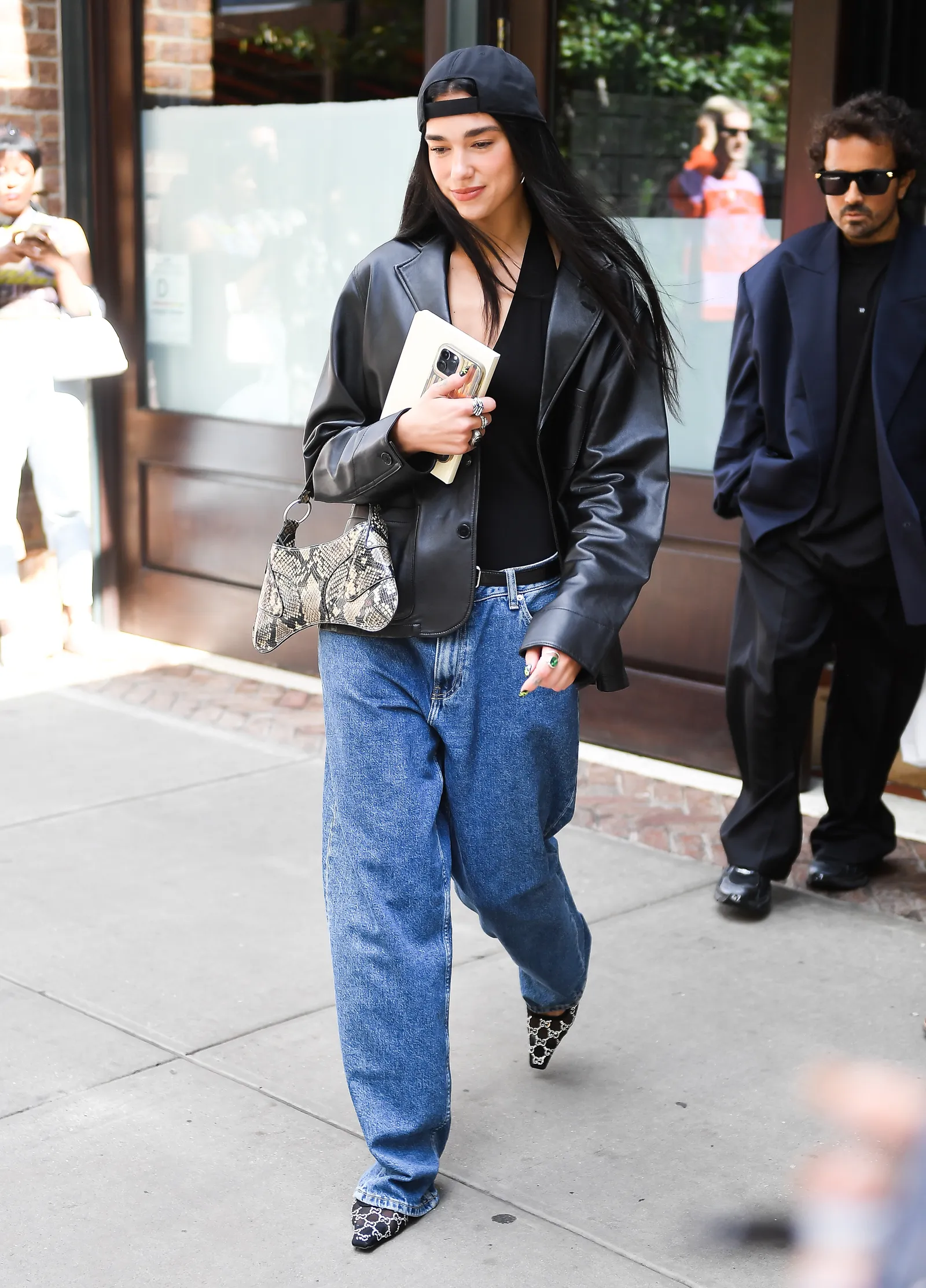 Khai tử quần skinny jeans, Gen Z đưa quần baggy lên ngôi