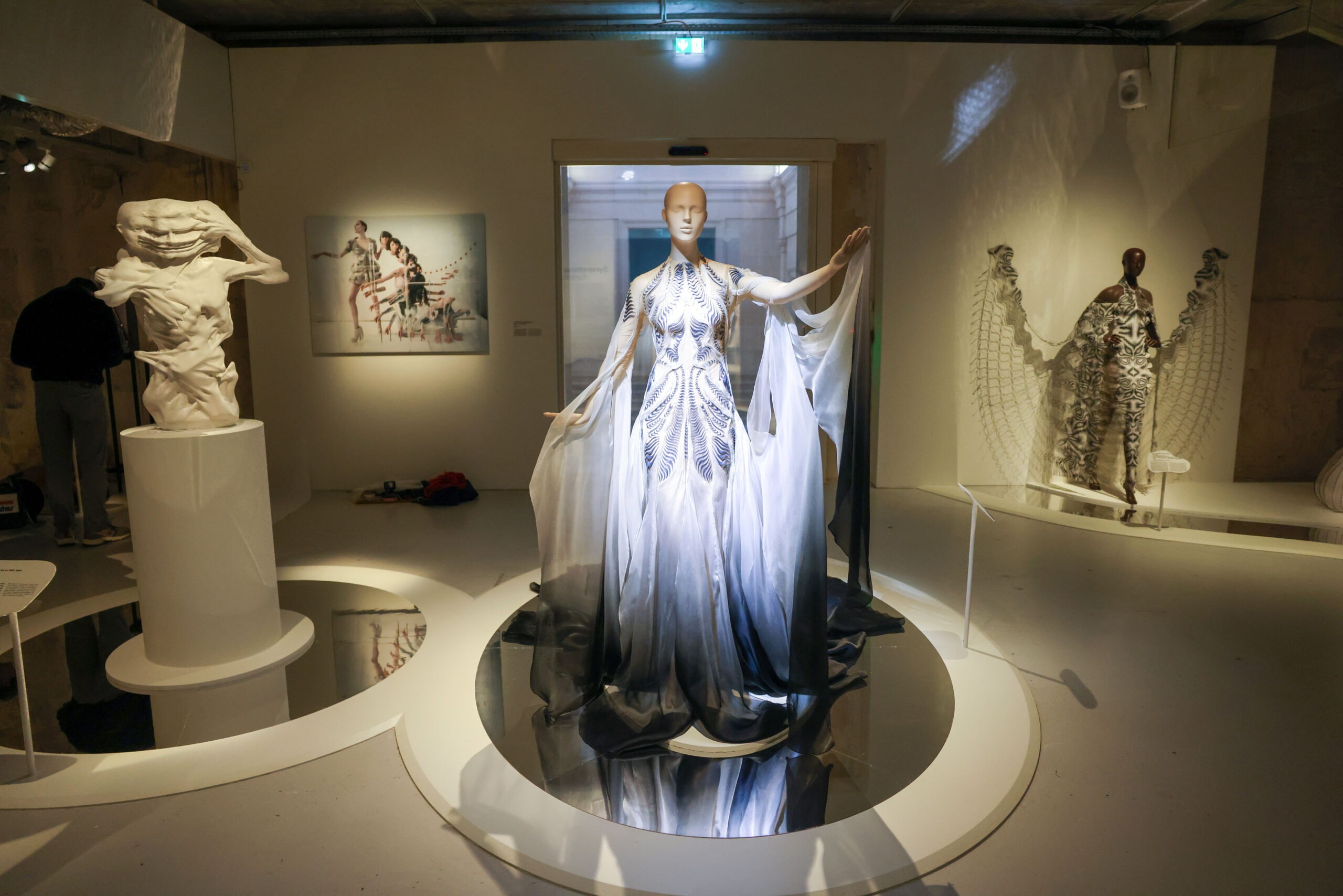 Triển lãm “Iris van Herpen: Sculpting the Senses” ở bảo tàng Pháp