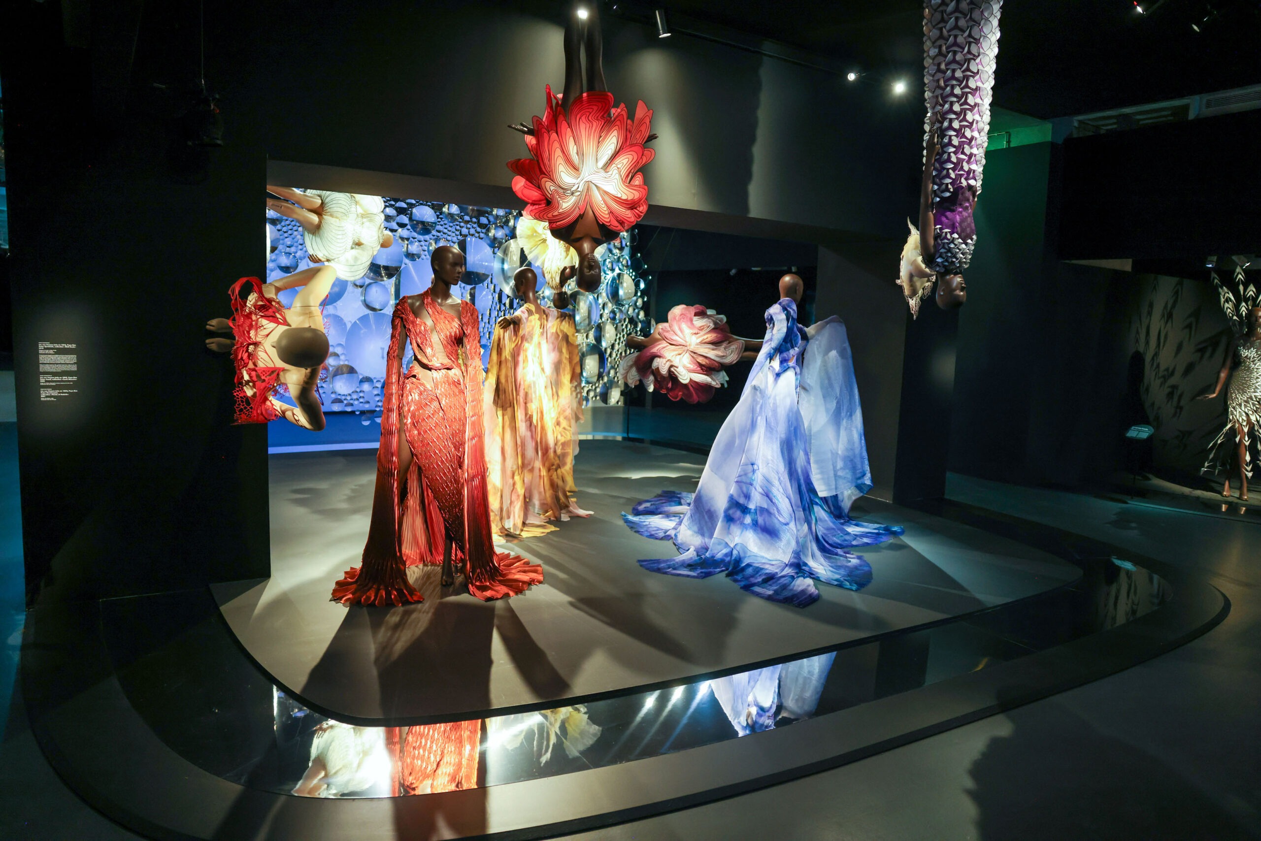 Triển lãm “Iris van Herpen: Sculpting the Senses” ở bảo tàng Pháp
