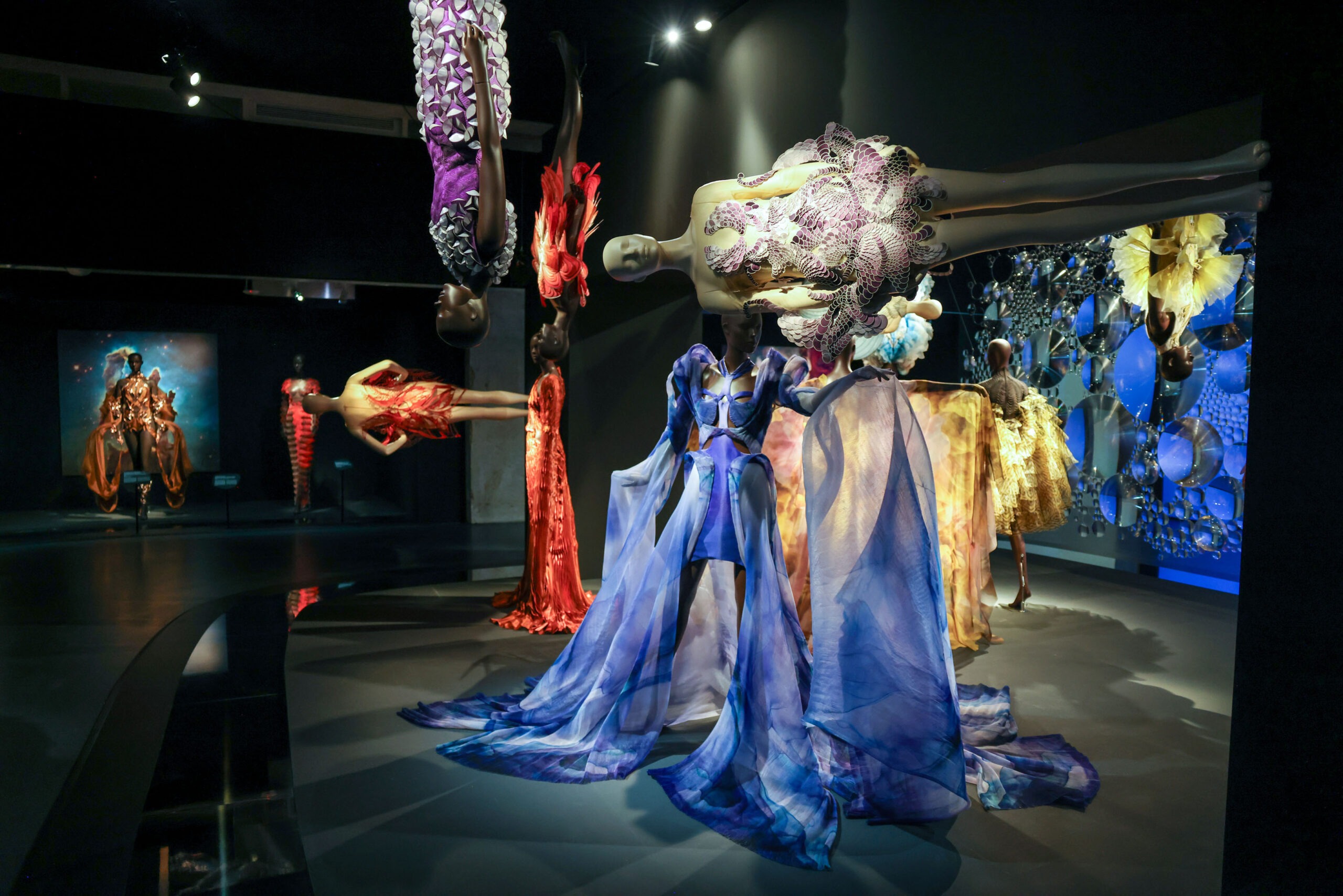 Triển lãm “Iris van Herpen: Sculpting the Senses” ở bảo tàng Pháp