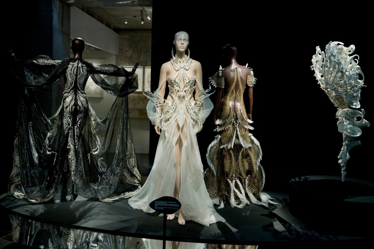 Triển lãm “Iris van Herpen: Sculpting the Senses” ở bảo tàng Pháp