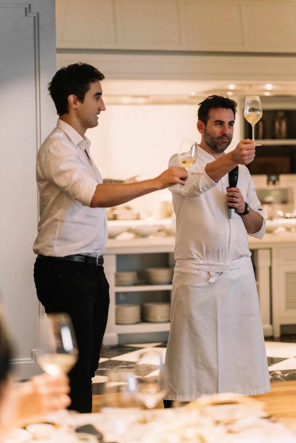 Chef Michael Wilson nâng ly mở màn bữa tiệc của Masters of Food and White ở khách sạn Park Hyatt Sài Gòn