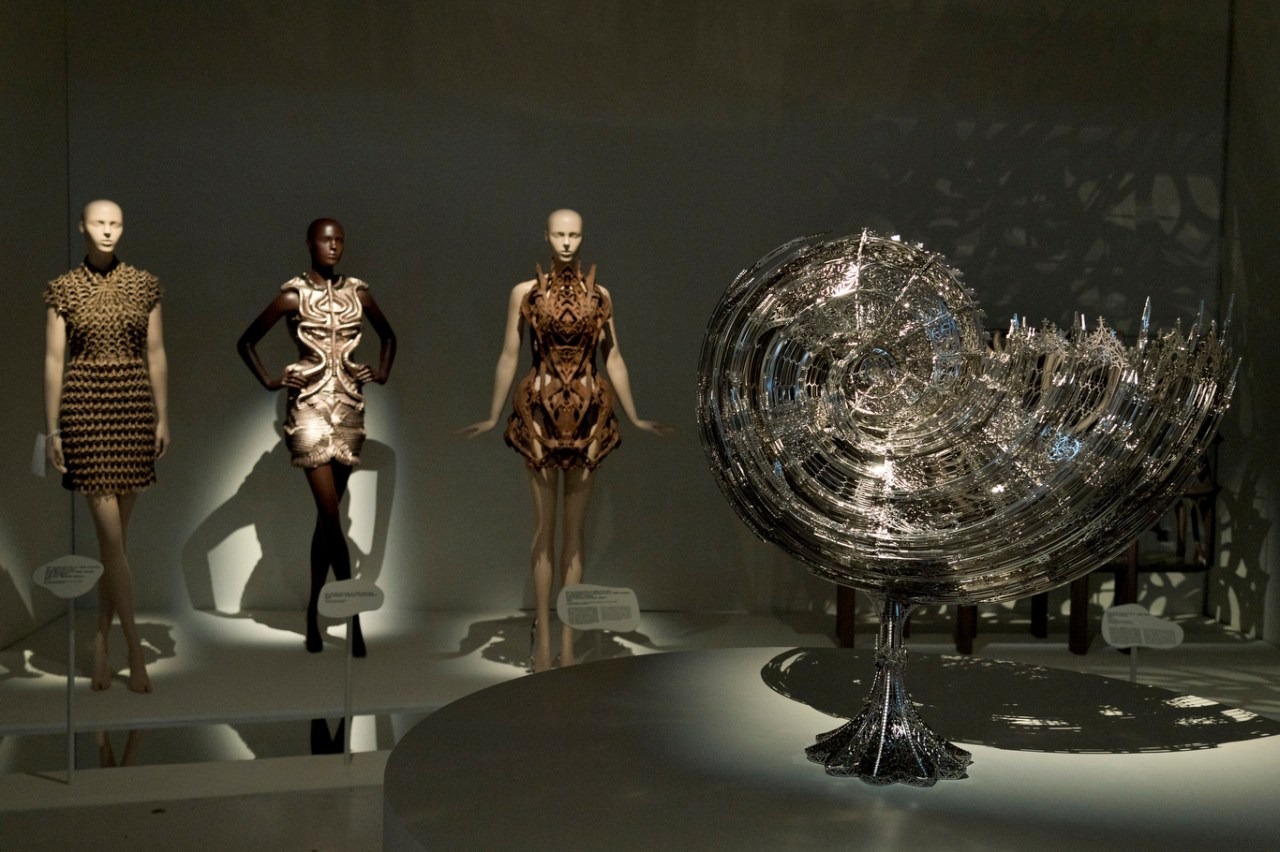 Triển lãm “Iris van Herpen: Sculpting the Senses” ở bảo tàng Pháp