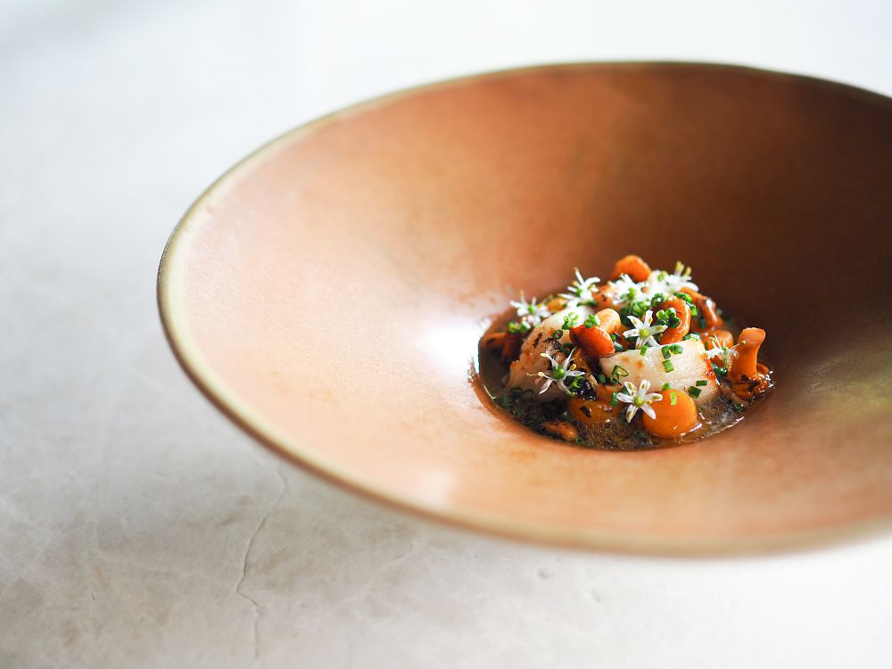 Món Onion Custard được Chef Michael Wilson kết hợp công phu nhiều loại nguyên liệu, với cách xử lý tỉ mẩn để chiết xuất nên hương vị tinh túy