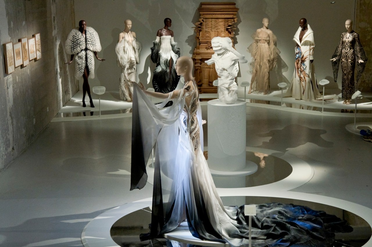 Triển lãm “Iris van Herpen: Sculpting the Senses” ở bảo tàng Pháp