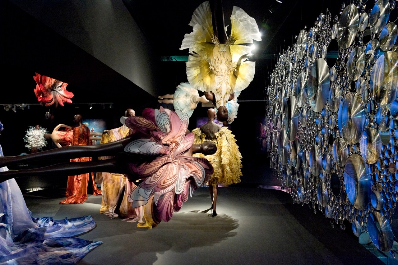 Triển lãm “Iris van Herpen: Sculpting the Senses” ở bảo tàng Pháp