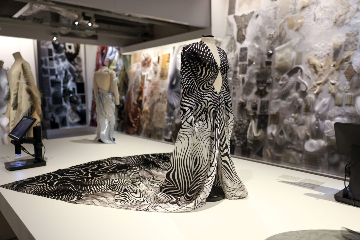 Triển lãm “Iris van Herpen: Sculpting the Senses” ở bảo tàng Pháp