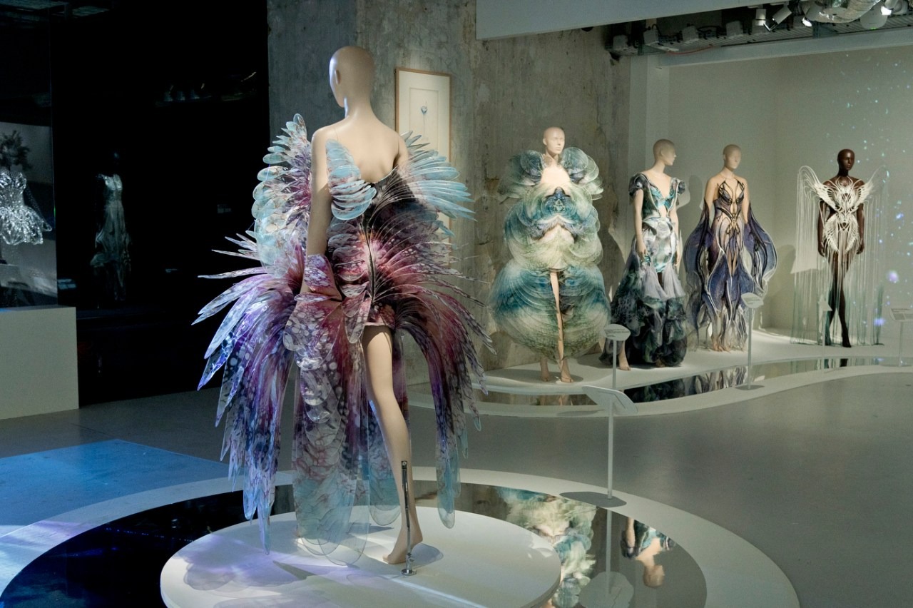 Triển lãm “Iris van Herpen: Sculpting the Senses” ở bảo tàng Pháp