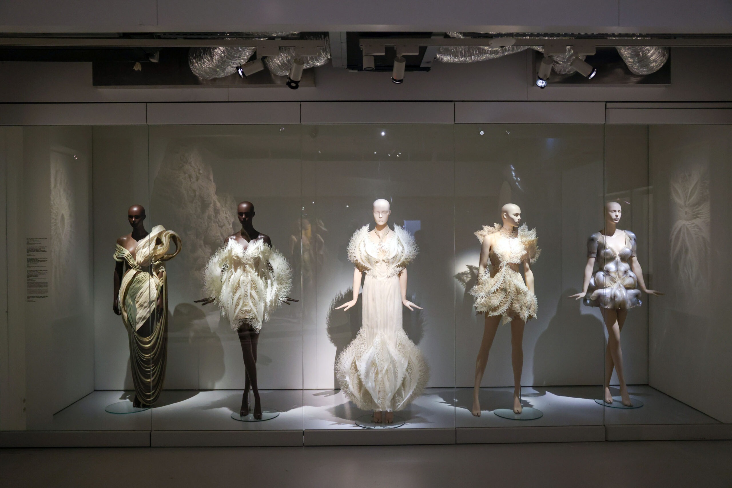 Triển lãm “Iris van Herpen: Sculpting the Senses” ở bảo tàng Pháp
