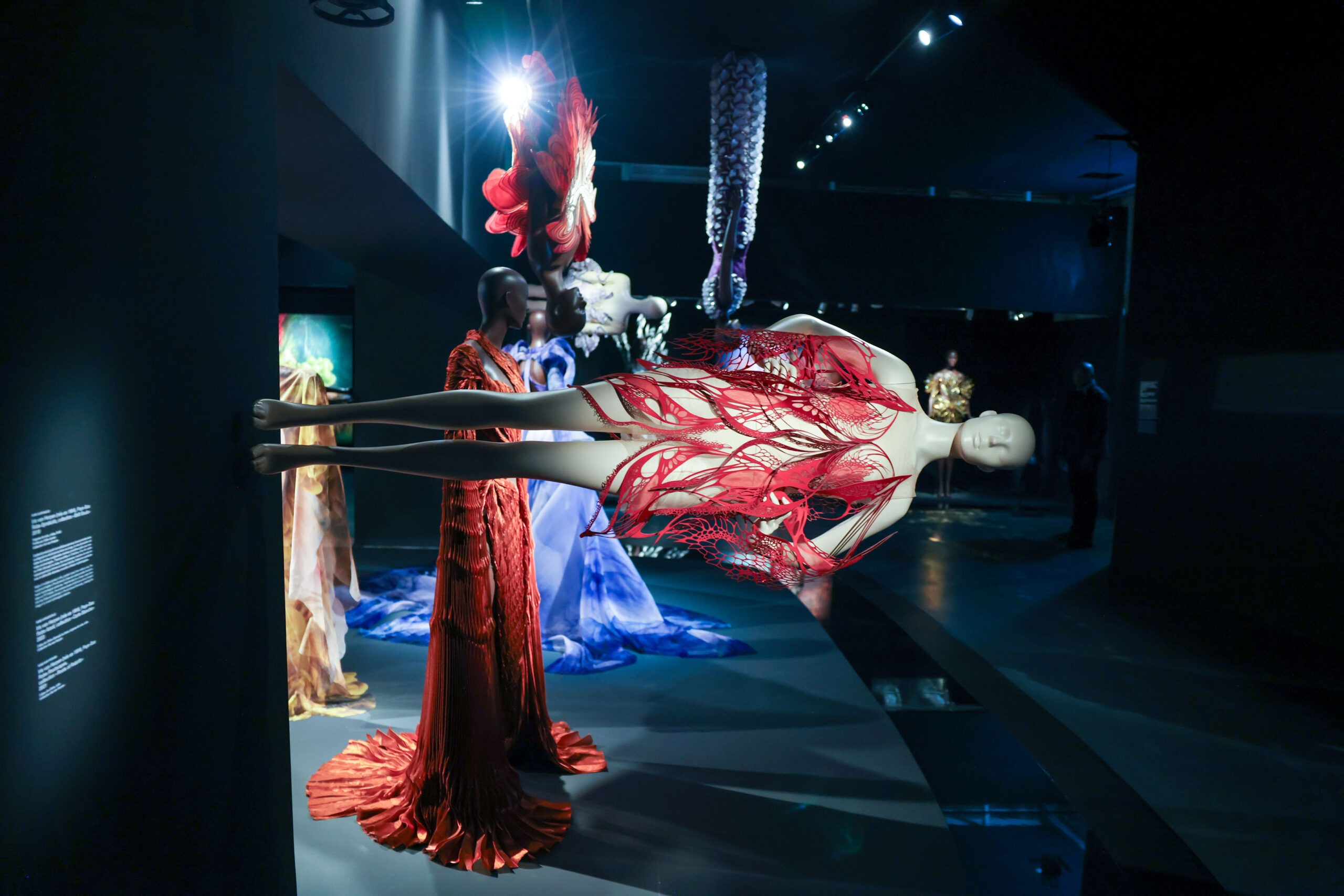 Triển lãm “Iris van Herpen: Sculpting the Senses” ở bảo tàng Pháp