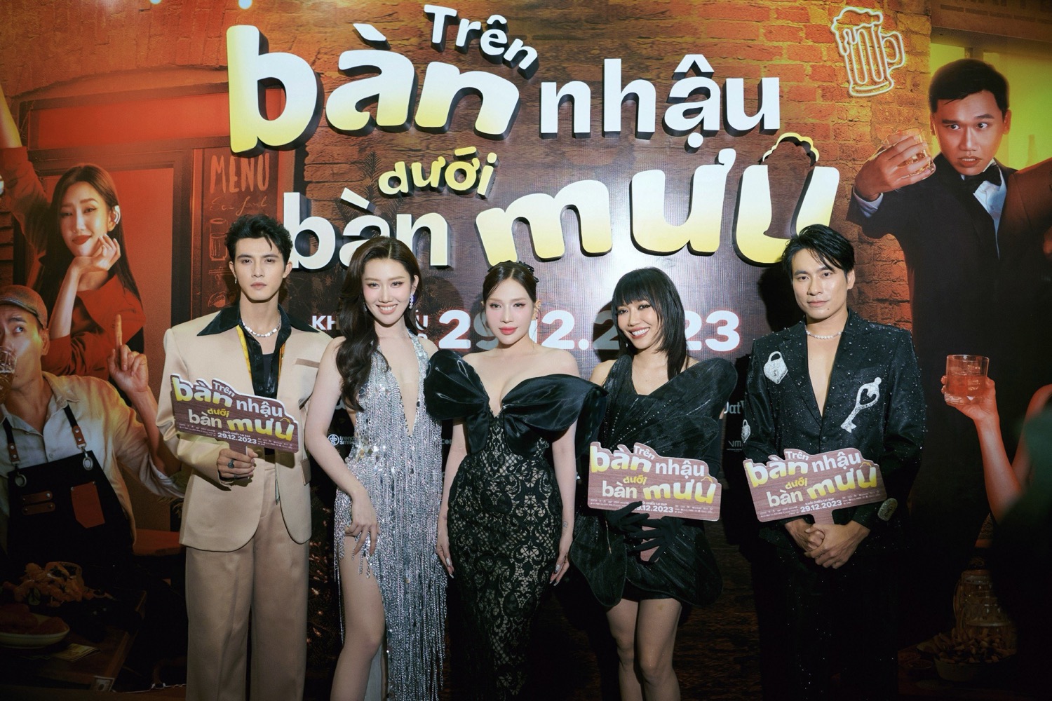 Trên Bàn Nhậu Dưới Bàn Mưu