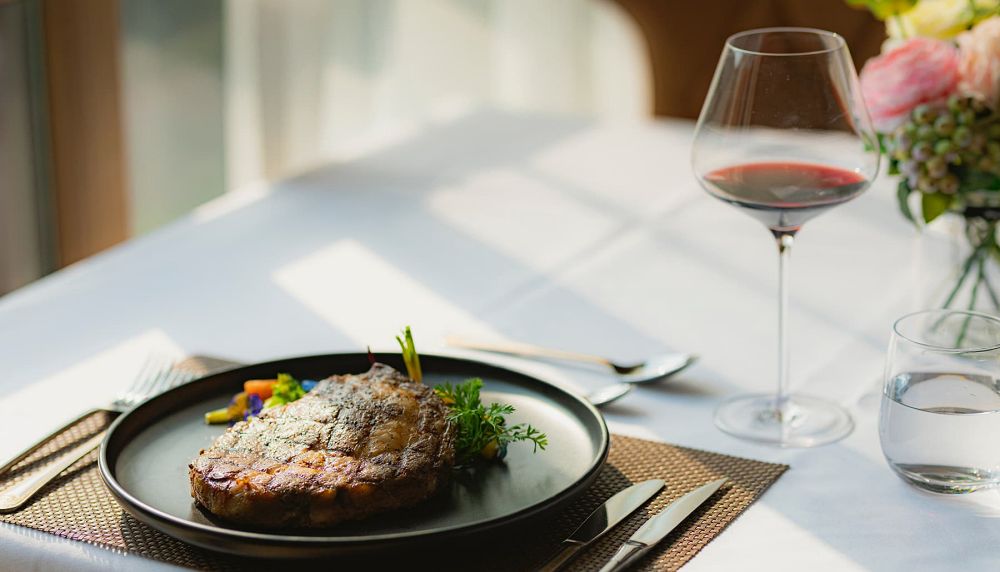 Rượu vang đỏ và thịt bò là cặp đôi hoàn hảo