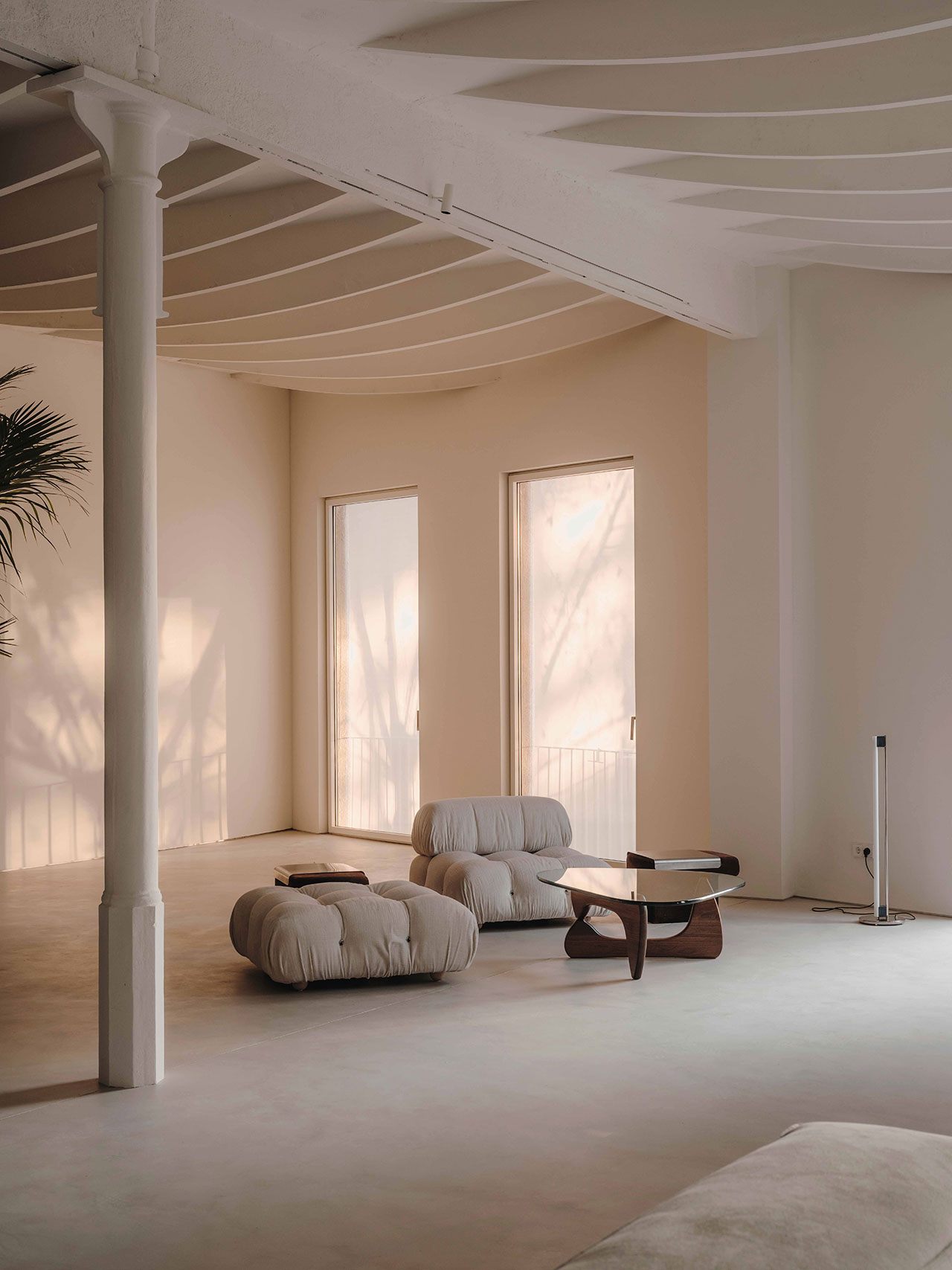 MESURA biến hóa nhà xưởng ở Barcelona thành phòng trưng bày nghệ thuật tối giản