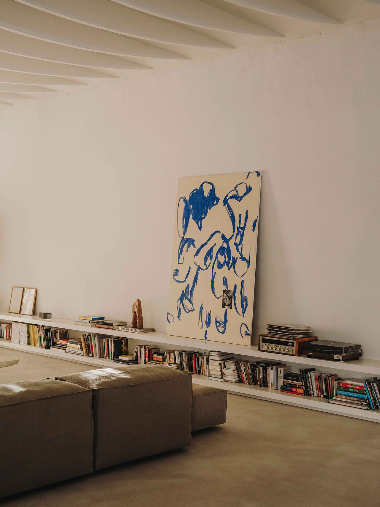 MESURA biến hóa nhà xưởng ở Barcelona thành phòng trưng bày nghệ thuật tối giản