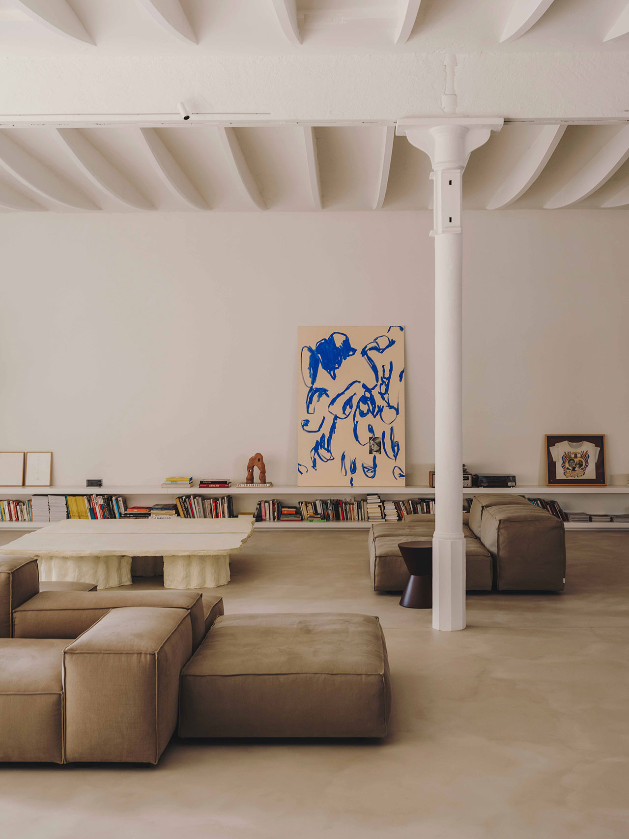 MESURA biến hóa nhà xưởng ở Barcelona thành phòng trưng bày nghệ thuật tối giản