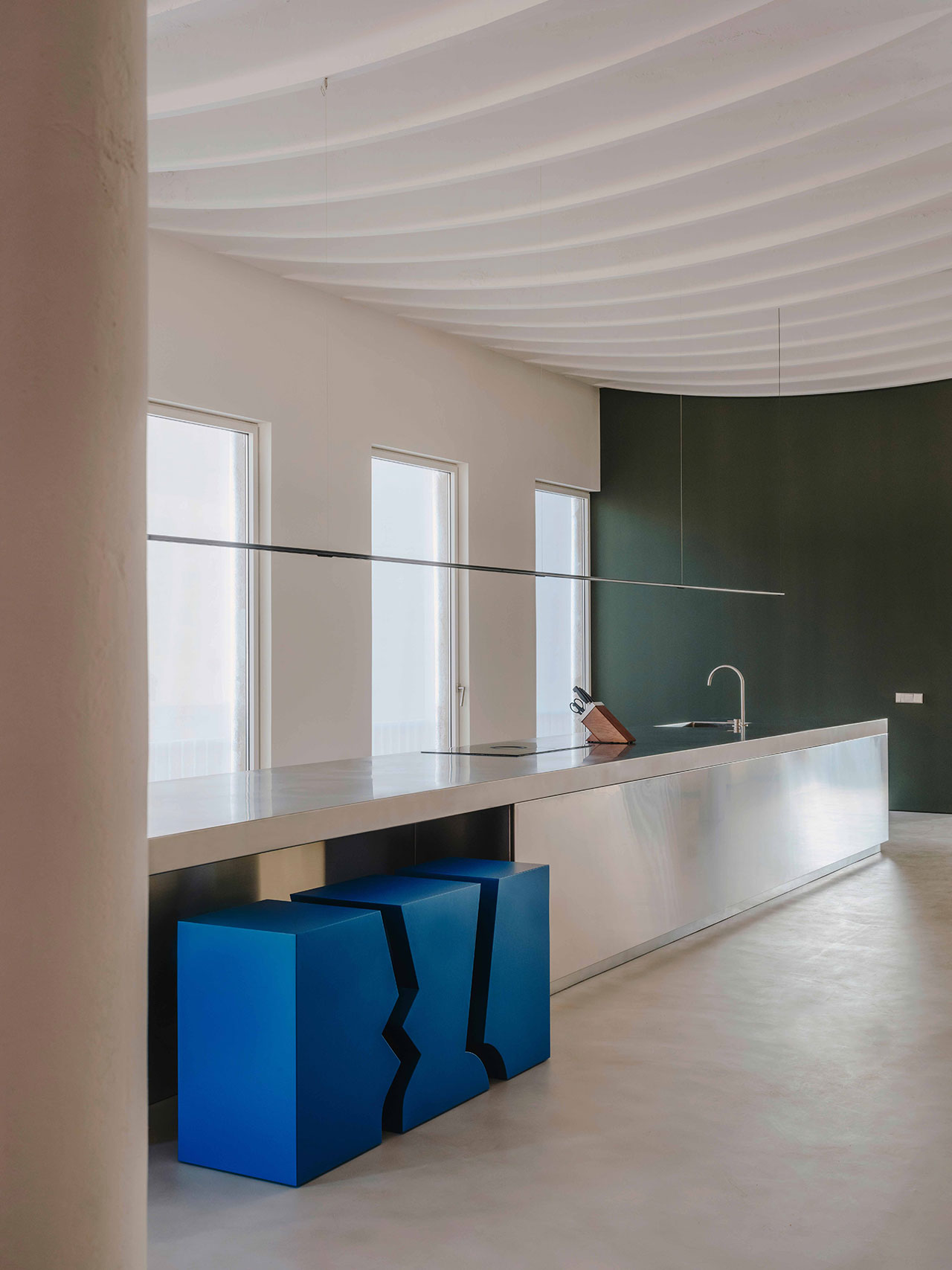 MESURA biến hóa nhà xưởng ở Barcelona thành phòng trưng bày nghệ thuật tối giản