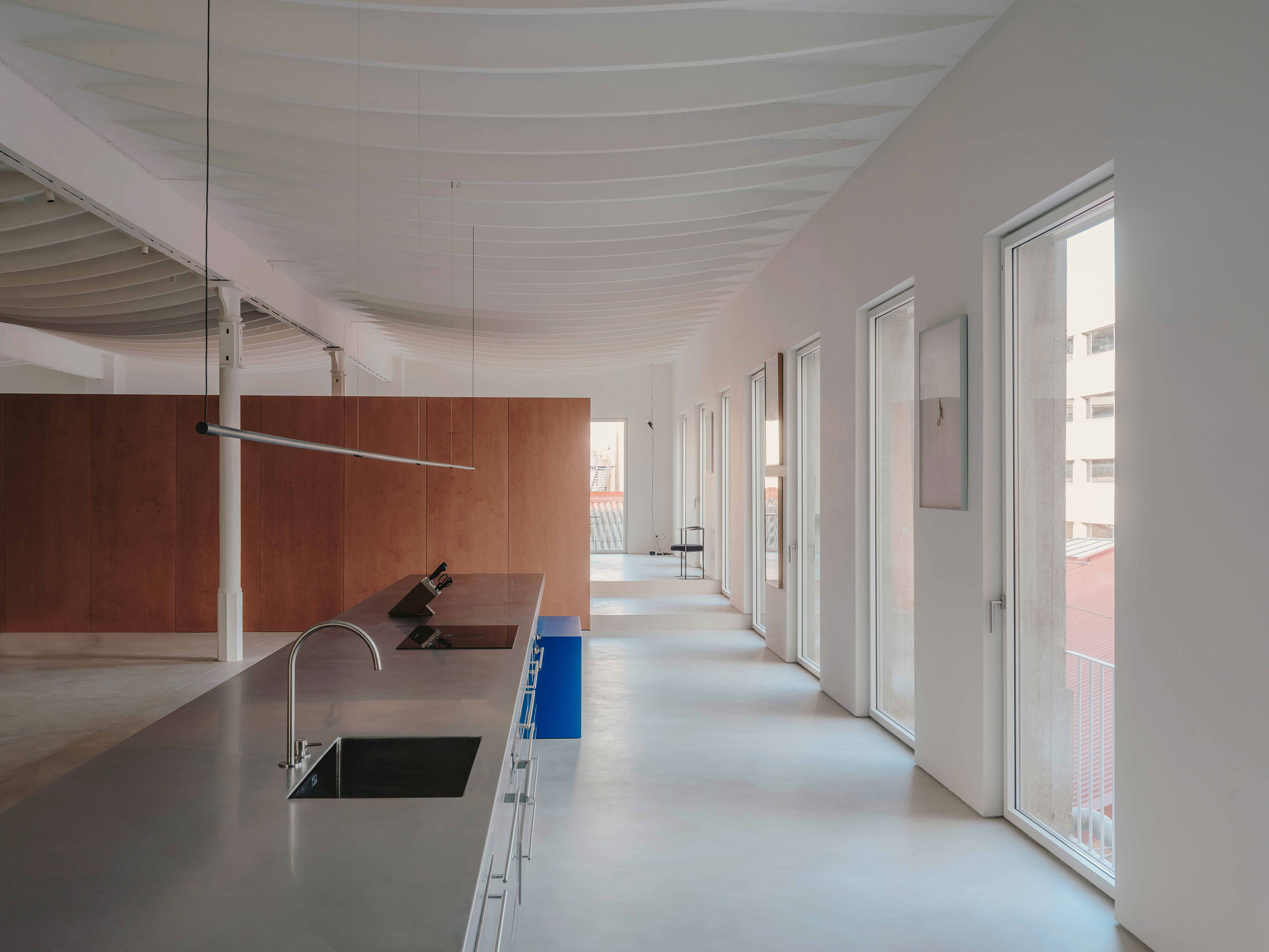 MESURA biến hóa nhà xưởng ở Barcelona thành phòng trưng bày nghệ thuật tối giản