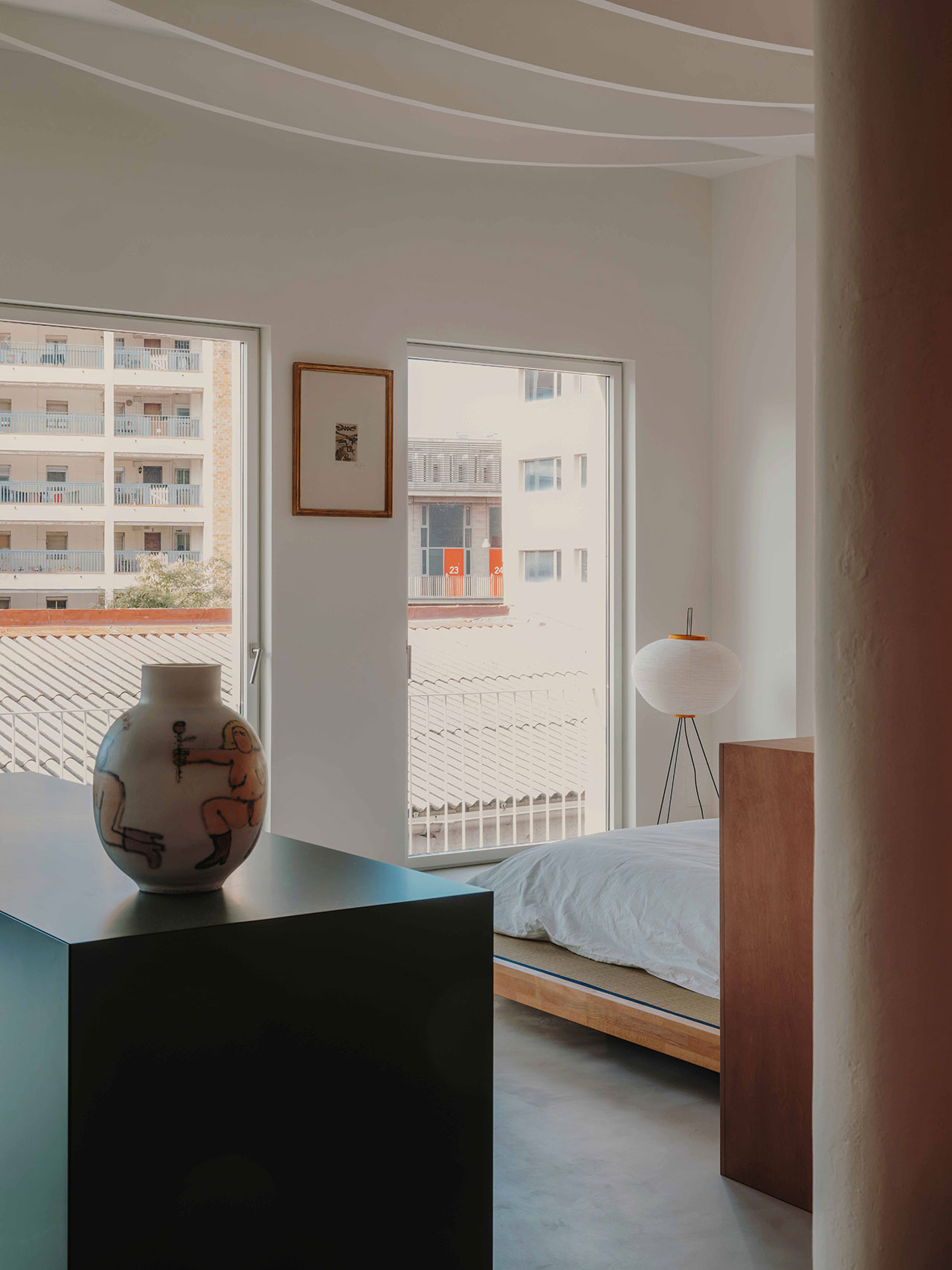 MESURA biến hóa nhà xưởng ở Barcelona thành phòng trưng bày nghệ thuật tối giản