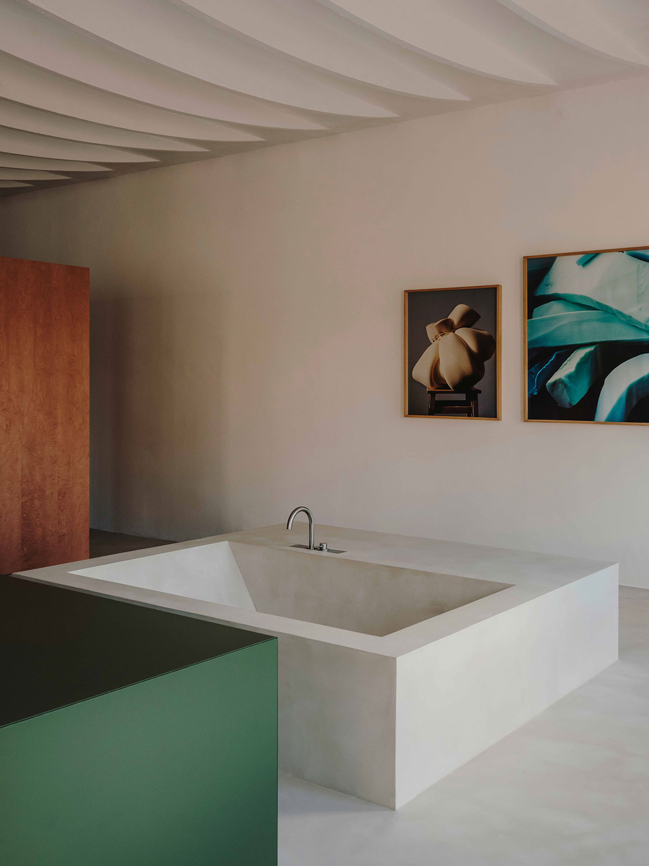 MESURA biến hóa nhà xưởng ở Barcelona thành phòng trưng bày nghệ thuật tối giản