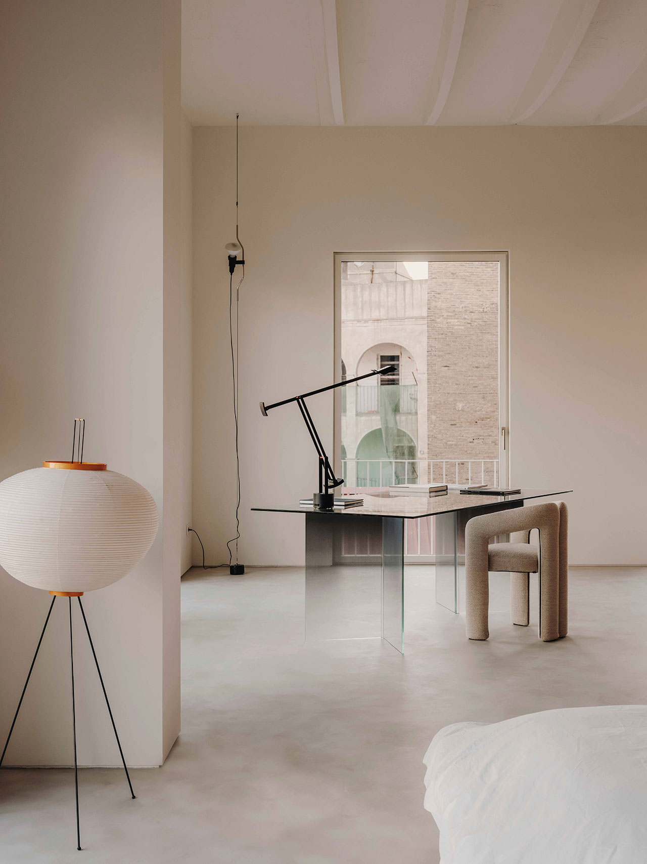 MESURA biến hóa nhà xưởng ở Barcelona thành phòng trưng bày nghệ thuật tối giản