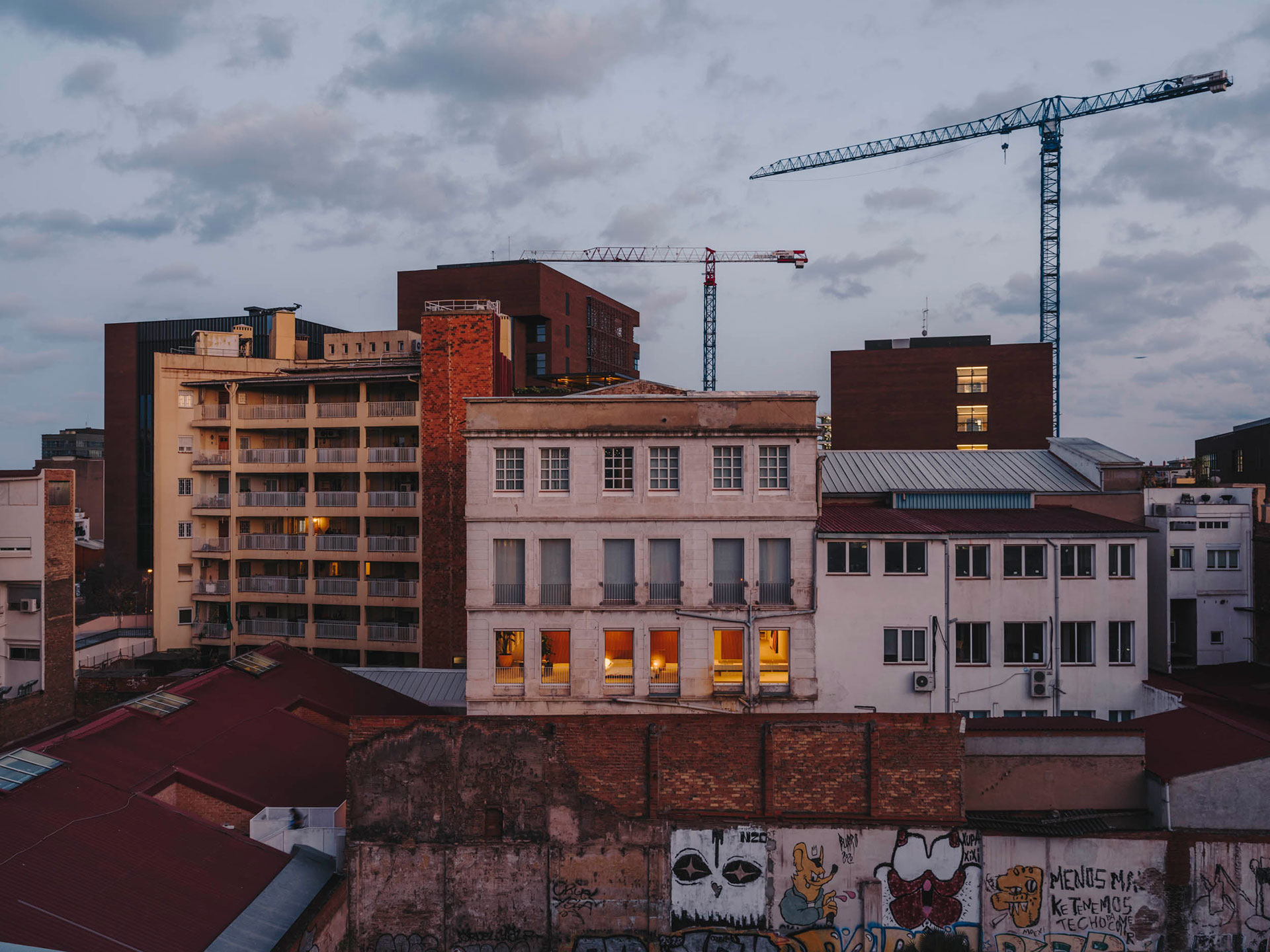 MESURA biến hóa nhà xưởng ở Barcelona thành phòng trưng bày nghệ thuật tối giản