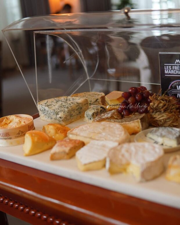 Chiếc xe “cheese trolley” đầy ắp phô mai tươi của nhà Les Freres Marchand lừng danh đến từ vùng Nancy (Pháp)
