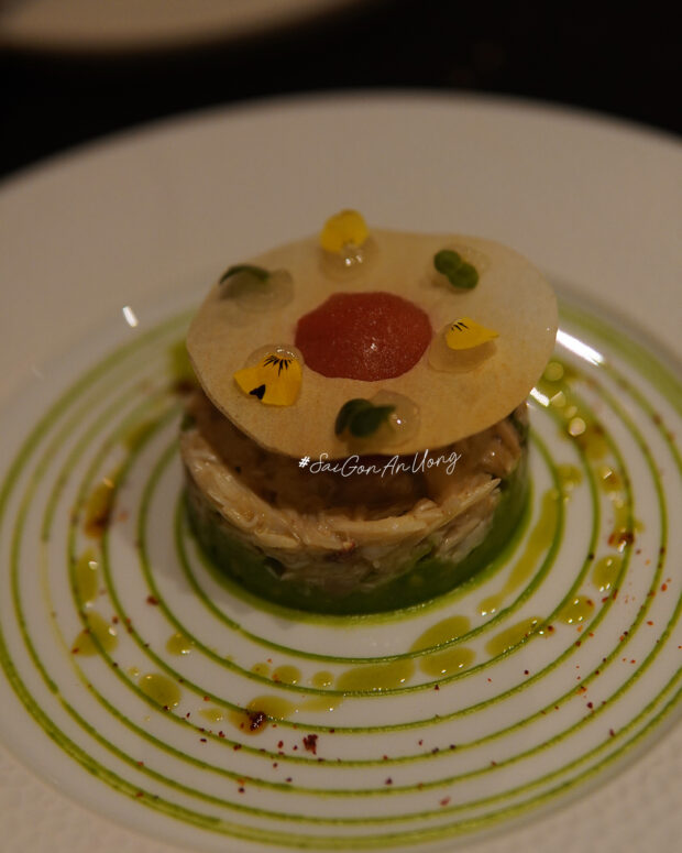 “Blue Crab” kiểu ăn gợi nhớ món beef tartare nhưng lần này nguyên liệu chính là cua Cà Mau