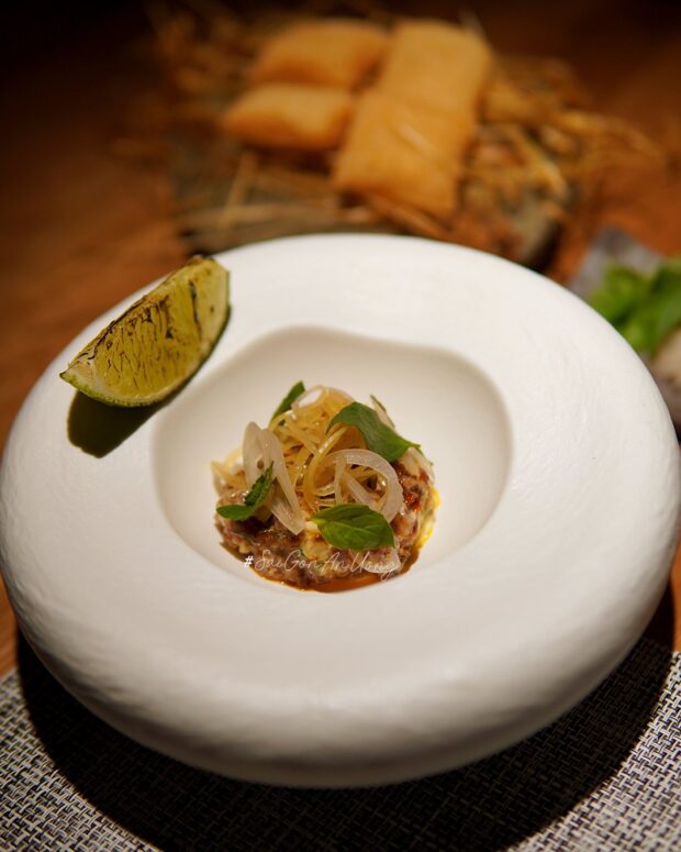 Bún bò Huế Wagyu với kiểu ăn tương tự món bò sống beef tartare