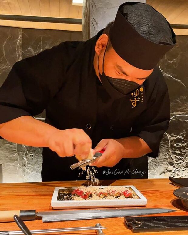 Chef bào nấm truffle trực tiếp trước mặt khách