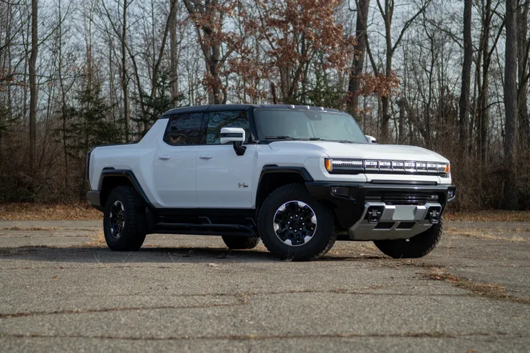 Tesla Cybertruck vượt qua GMC Hummer EV trong cuộc đọ sức kéo