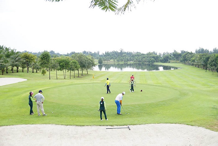 Mỗi hố golf đều ẩn chứa những thử thách thú vị dành cho người chơi. Ảnh: Golftimes