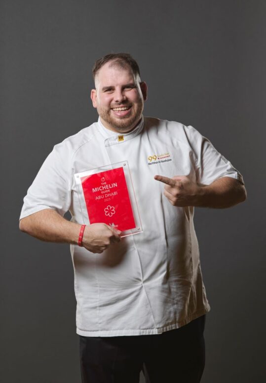 Đầu bếp Thinus Van Der Westhuizen từ Nhà hàng 99 Sushi Bar, Abu Dhabi, Một sao Michelin