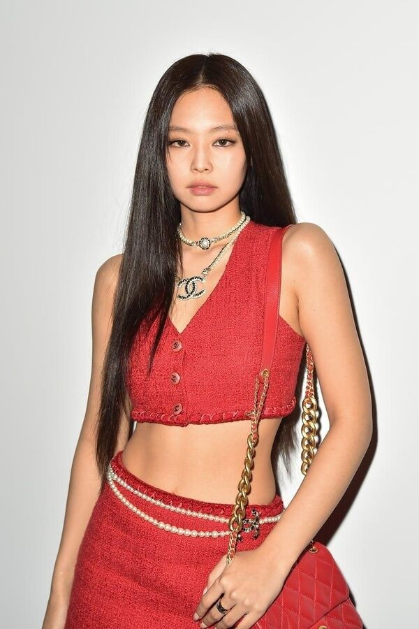 idol nữ đụng trang phục Jennie