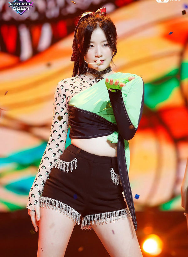 idol nữ đụng trang phục Jennie