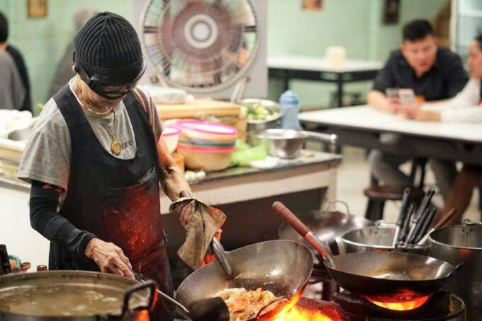 Raan-Jay-Fai-Cooking-Meals99-2130-1674471070.jpg?w=680&h=0&q=100&dpr=1&fit=crop&s=fwCQBx-f6Xax02r0RYOHBQ