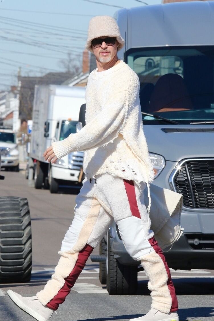 brad-pitt-1677083131.jpg?w=1200&h=0&q=100&dpr=1&fit=crop&s=Meo5hXFazyBvpFR72B8S_w