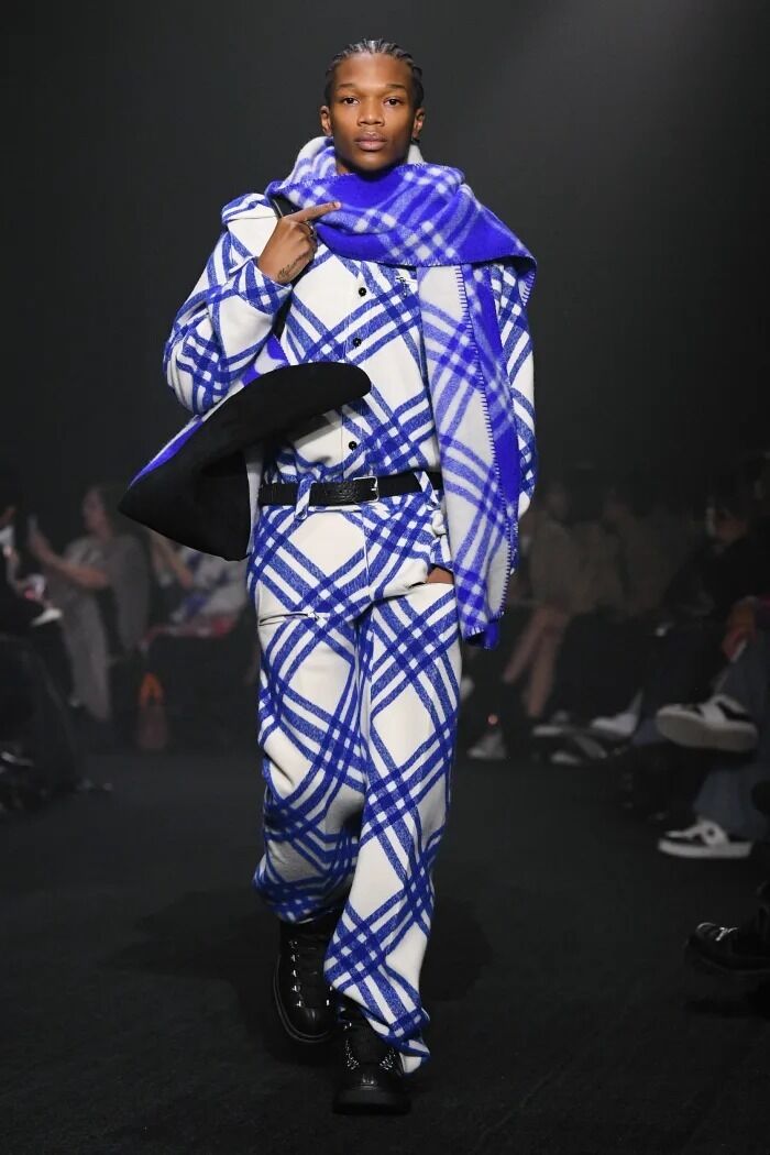 burberry-fall-2023-27-1676945649.jpg?w=1200&h=0&q=100&dpr=1&fit=crop&s=lUY6GI_T9qxXPl_gXPeBgA