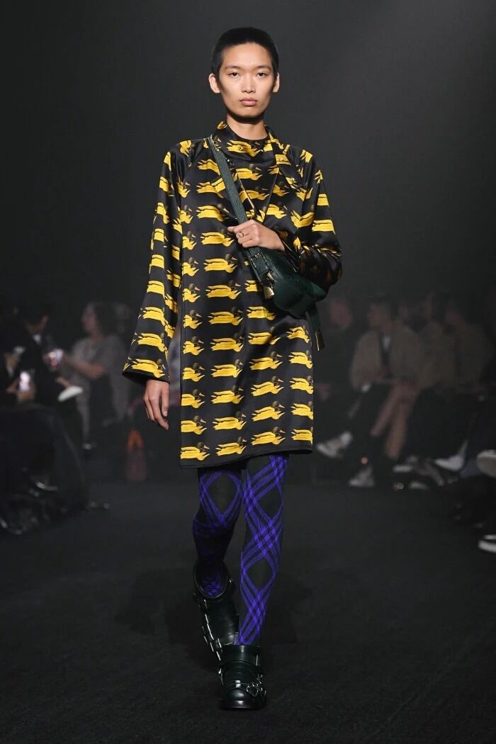 Con gái Jude Law catwalk