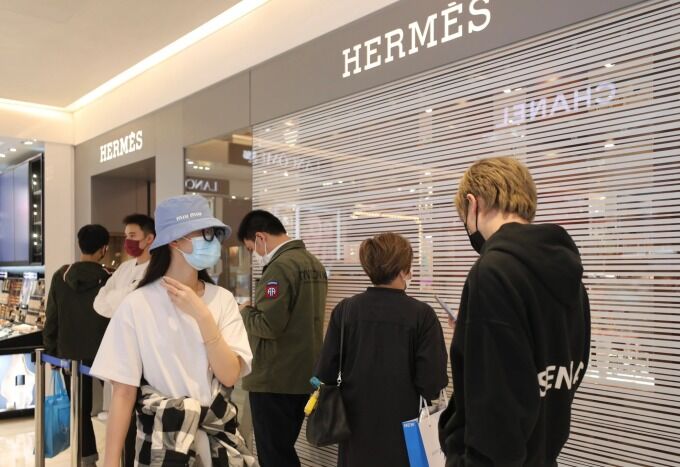 khach-hang-hermes-8664-1676953317.jpg?w=680&h=0&q=100&dpr=1&fit=crop&s=9T_frl5aF2ZkAkGp8bAPgA
