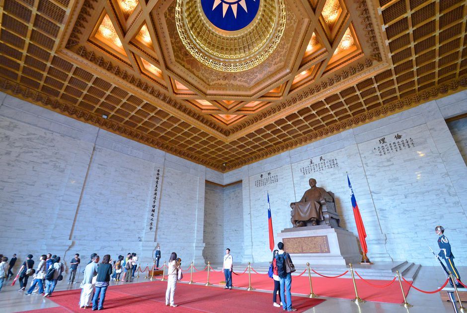 Bên trong đài tưởng niệm.