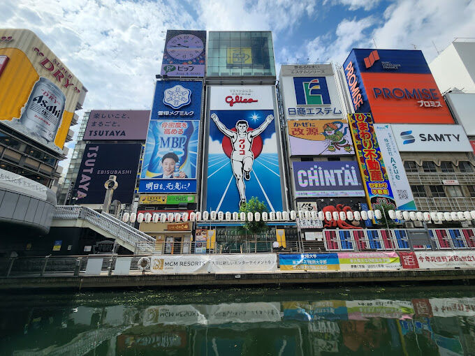Phố mua sắm Dotonbori nằm dọc con sông cùng tên.