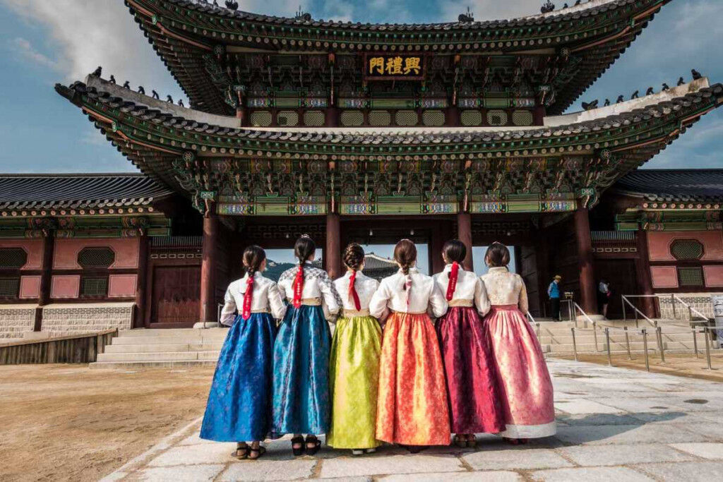 Trang phục truyền thống. Ảnh: travelpast50.com